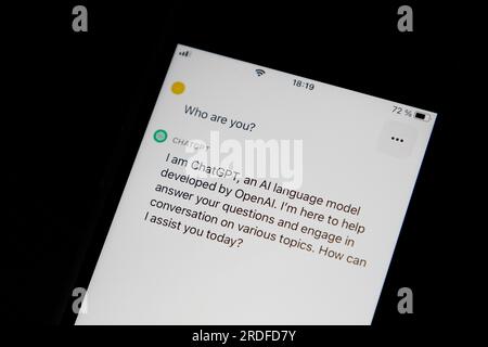 Symbolisches Bild künstliche Intelligenz, Detailansicht eines Smartphones mit der App ChatGPT, Deutschland Stockfoto