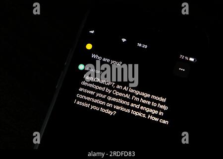 Symbolisches Bild künstliche Intelligenz, Detailansicht eines Smartphones mit der App ChatGPT, Deutschland Stockfoto