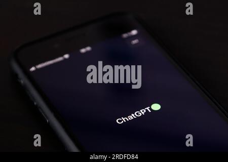 Symbolisches Bild künstliche Intelligenz, Detailansicht eines Smartphones mit der App ChatGPT, Deutschland Stockfoto