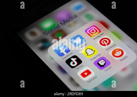 Social-Media-Symbol, Detailansicht eines Smartphones mit Social-Media-Apps, Facebook, Twitter, Instagram, Tik Tok, Snapchat, Pinterest, YouTube, Twitch Stockfoto