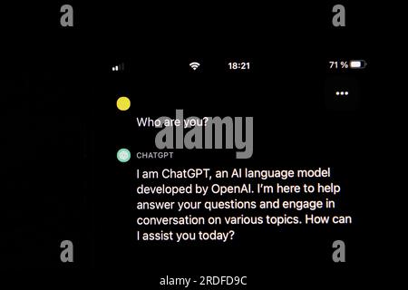 Symbolisches Bild künstliche Intelligenz, Detailansicht eines Smartphones mit der App ChatGPT, Deutschland Stockfoto