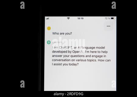 Symbolisches Bild künstliche Intelligenz, Detailansicht eines Smartphones mit der App ChatGPT, Deutschland Stockfoto