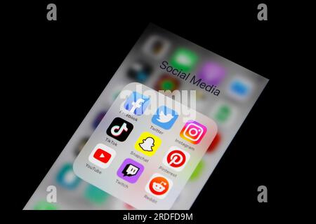 Social-Media-Symbol, Detailansicht eines Smartphones mit Social-Media-Apps, Facebook, Twitter, Instagram, Tik Tok, Snapchat, Pinterest, YouTube, Twitch Stockfoto