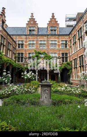 Innenhof des Plantin-Moretus-Museums, in dem die Geschichte des Druckens und die Atmosphäre einer alten flämischen patricia dargestellt werden Stockfoto