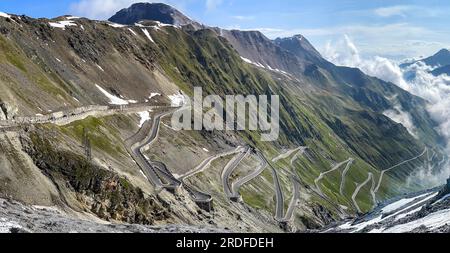 Pamphora Foto Blick auf die Nordrampe Aufstieg von der Passstraße zum Bergpass Alpenpass mit Schlangenlinien enge Kurven Haarnadelkurven Stelvio Pass Stockfoto