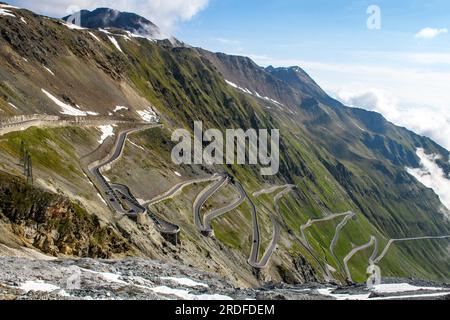Blick auf Serpentinen von der Nordrampe Aufstieg von der Passstraße zum Bergpass Alpine Pass mit engen Kurven Haarnadelkurven Stelvio Pass, Stilfs, Süden Stockfoto