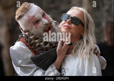 BOLKOW, POLEN - 14. JULI 2023: Ein nicht identifizierter Teilnehmer der Schlosspartei auf der Straße in der Stadt. Castle Party ist ein dunkles, unabhängiges Festival. Stockfoto