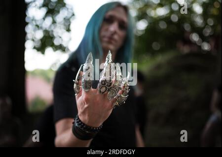 BOLKOW, POLEN - 14. JULI 2023: Ein nicht identifizierter Teilnehmer der Schlosspartei auf der Straße in der Stadt. Castle Party ist ein dunkles, unabhängiges Festival. Stockfoto