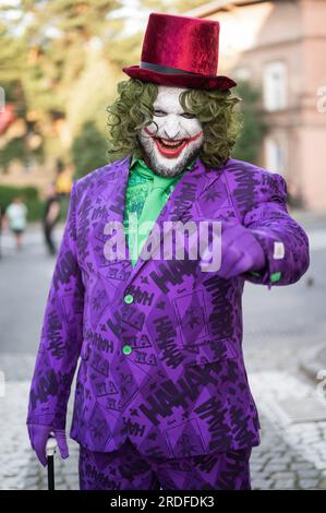 BOLKOW, POLEN - 14. JULI 2023: Ein nicht identifizierter Teilnehmer der Schlosspartei auf der Straße in der Stadt. Castle Party ist ein dunkles, unabhängiges Festival. Stockfoto