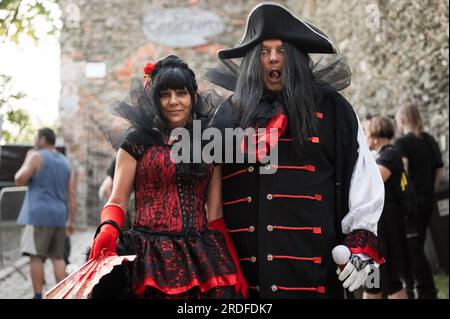 BOLKOW, POLEN - 14. JULI 2023: Ein nicht identifizierter Teilnehmer der Schlosspartei auf der Straße in der Stadt. Castle Party ist ein dunkles, unabhängiges Festival. Stockfoto