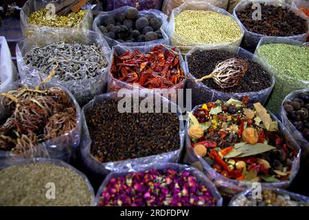 Gewürzstand im Nizwa Souk (Chili, Nelken, Anis, Sternanis, Rosenknospen) Stockfoto