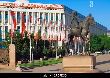 Statue „Kind auf dem Pferderücken“, Unabhängigkeitsplatz, Almaty, Kasachstan, Unabhängigkeitsplatz, Kasachstan, CNS NIS Branch Office, Asien Stockfoto