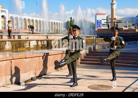 Soldaten marschieren, National History Museum, ehemals Lenin Museum, Ala-too Square, Bishkek, Kirgisistan, Kirgisistan, Wachablösung, Wachen Stockfoto