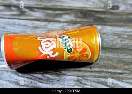 Kairo, Ägypten, Juli 11 2023: Can Mirinda Orange aus zerdrücktem, verbeultem Aluminium, eine Marke von Erfrischungsgetränken, die ursprünglich 1959 in Spanien hergestellt und verteilt wurde Stockfoto