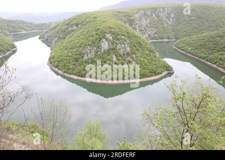 Spektakuläre 180-Grad-Flussbiegung - Naturschönheit - Aussichtspunkt Dabrac, Bocac Stockfoto