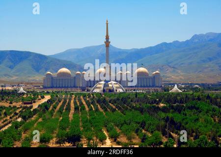 Unabhängigkeitsdenkmal, Asgabat, Sdenkmal, in der Nähe der Kopet-Dagh-Berge, Aschgabat, Turkmenistan Stockfoto