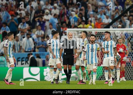 Lusail, Katar, 10, Dezember 2022. Argentinische Spieler diskutieren mit dem Schiedsrichter Antonio Mateu Lahoz während des Spiels zwischen Argentinien und den Niederlanden Stockfoto