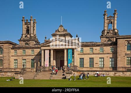 National Galleries of Scotland, Modern Two, Belford Road, Edinburgh, Schottland. 21. Juli 2023 Abbildung: Italienische Studenten warten in der Sonne mit einer Morgentemperatur von 16 Grad Celsius darauf, dass sich die Türen öffnen, um die Sammlung der modernen zwei faszinierenden Kunstwerke zu sehen, die von traditionellen Stilen abweicht, auf der Suche nach neuen Formen und Ausdrücken, die Ende des 19. Und frühen 20. Jahrhunderts entstanden sind. Stockfoto