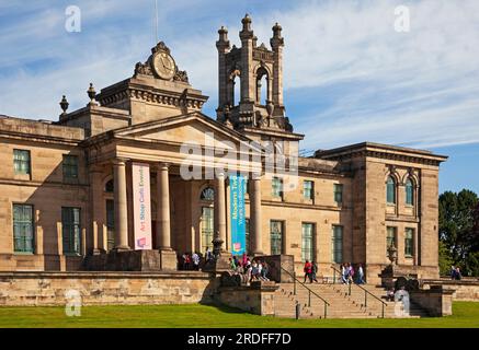 National Galleries of Scotland, Modern Two, Belford Road, Edinburgh, Schottland. 21. Juli 2023 Abbildung: Italienische Studenten warten in der Sonne mit einer Morgentemperatur von 16 Grad Celsius darauf, dass sich die Türen öffnen, um die Sammlung der modernen zwei faszinierenden Kunstwerke zu sehen, die von traditionellen Stilen abweicht, auf der Suche nach neuen Formen und Ausdrücken, die Ende des 19. Und frühen 20. Jahrhunderts entstanden sind. Stockfoto