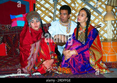 Folklore-Tanzgruppe, Mann und Frau auf Teppich, Aschgabat, Turkmenistan, Asgabat, Musikinstrumente Stockfoto