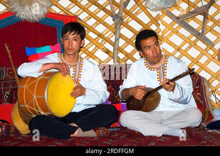 Folklore-Tanzgruppe, Männer auf Teppich, Aschgabat, Turkmenistan, Asgabat, Musikinstrumente, Musik, Musik machen Stockfoto