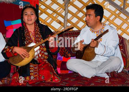 Folklore-Tanzgruppe, Mann und Frau auf Teppich, Aschgabat, Turkmenistan, Asgabat, Musikinstrumente, Musik, Musik machen Stockfoto