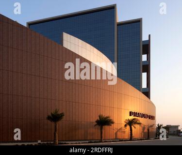 Ansicht der gebogenen Fassadendetails. Surat Diamond Bourse, Surat, Indien. Architekt: Morphogenese 2023. Stockfoto