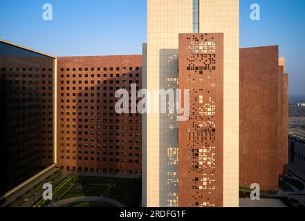 Fassadendetails. Surat Diamond Bourse, Surat, Indien. Architekt: Morphogenese 2023. Stockfoto