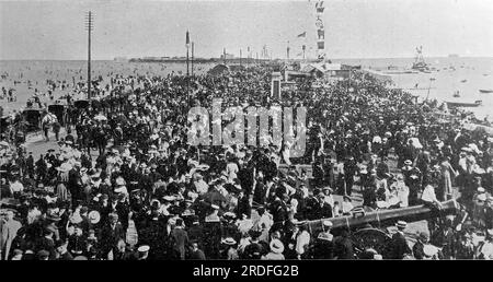 August Bankurlaub in Southsea: Menschenmassen am Strand und Clarence Parade während des Besuchs der französischen Flotte. Aus einer Sammlung gedruckter Anzeigen und Fotos von 1908, die sich auf die Southsea und Portsmouth Gegenden von Hampshire, England, beziehen. Einige der Originale waren kaum größer als die Snapshot-Größe und die Qualität war variabel. Stockfoto