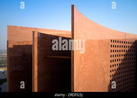 Luftaufnahme der Fassadendetails. Surat Diamond Bourse, Surat, Indien. Architekt: Morphogenese 2023. Stockfoto