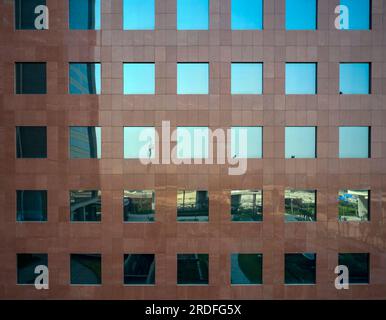 Fassadendetails. Surat Diamond Bourse, Surat, Indien. Architekt: Morphogenese 2023. Stockfoto