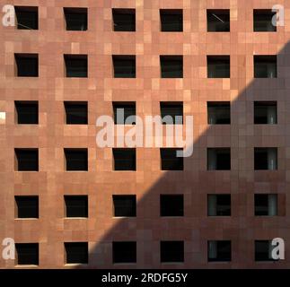 Fassadendetail des Innenhofs. Surat Diamond Bourse, Surat, Indien. Architekt: Morphogenese 2023. Stockfoto