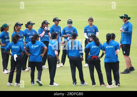 Das Bangladesh Women National Cricket Team nimmt vor dem dritten und letzten One Day International (ODI)-Spiel gegen Indien an der Übungssitzung Teil Stockfoto