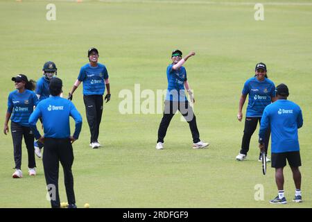 Das Bangladesh Women National Cricket Team nimmt vor dem dritten und letzten One Day International (ODI)-Spiel gegen Indien an der Übungssitzung Teil Stockfoto