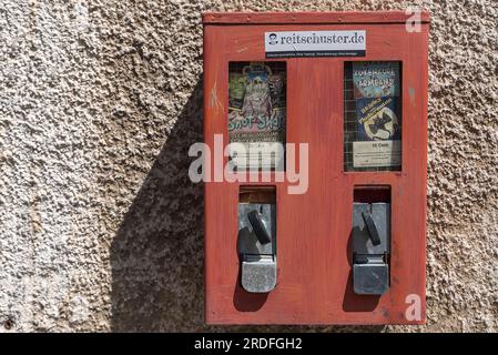 Alte Kaugummimaschine aus den 1950er Jahren an einer Hauswand, Bayern, Deutschland Stockfoto