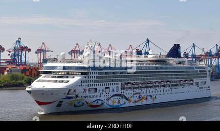 Das Kreuzfahrtschiff Norwegian Star der Schifffahrtsgesellschaft Norwegian Cruise Line fährt in den Hamburger Hafen auf der Elbe, Hamburg. Deutschland Stockfoto