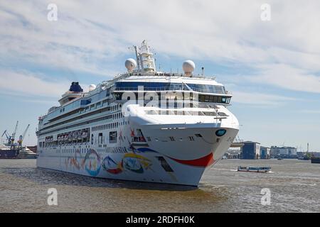 Das Kreuzfahrtschiff Norwegian Star der Schifffahrtsgesellschaft Norwegian Cruise Line fährt in den Hamburger Hafen auf der Elbe, Hamburg. Deutschland Stockfoto