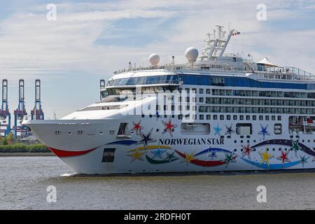 Kreuzfahrtschiff Norwegian Star der Schifffahrtsgesellschaft Norwegian Cruise Line fährt in den Hamburger Hafen an der Elbe, Hamburg, Deutschland Stockfoto