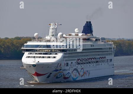 Das Kreuzfahrtschiff Norwegian Star der Schifffahrtsgesellschaft Norwegian Cruise Line fährt in den Hamburger Hafen auf der Elbe, Hamburg. Deutschland Stockfoto