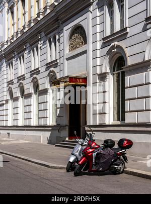 Seiteneingang zum Hotel Imperial, Wien, Österreich Stockfoto