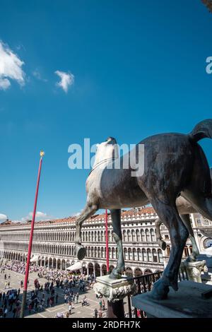 Venedig, Italien - 27. April 2019 : Panoramablick auf die Pferde auf dem berühmten Markusplatz an einem sonnigen Tag in Venedig, Italien Stockfoto