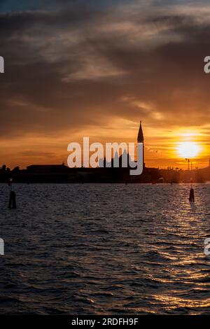 Panoramablick auf den Markusdom und den bewölkten Sonnenuntergang in Venedig, Italien Stockfoto