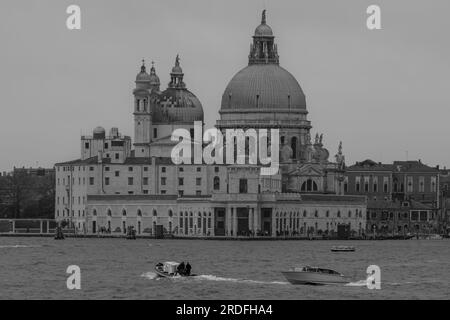 Venedig, Italien - 27. April 2019 : Panoramablick auf die Basilika Santa Maria della Salute in Venedig, Italien, in Schwarz und Weiß Stockfoto