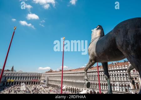 Venedig, Italien - 27. April 2019 : Panoramablick auf die Pferde auf dem berühmten Markusplatz an einem sonnigen Tag in Venedig, Italien Stockfoto