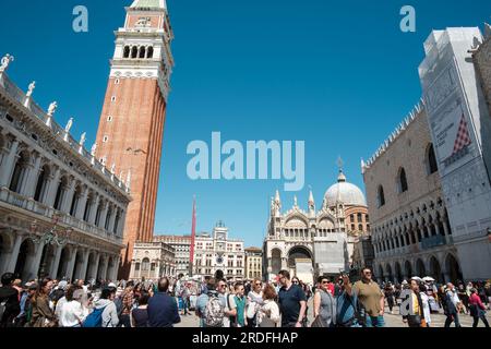 Venedig, Italien - 27. April 2019 : Panoramablick auf den berühmten Markusplatz in Venedig, Italien an einem sonnigen Tag Stockfoto