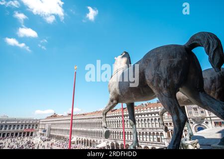 Venedig, Italien - 27. April 2019 : Panoramablick auf die Pferde auf dem berühmten Markusplatz an einem sonnigen Tag in Venedig, Italien Stockfoto