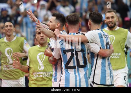 Lusail, Katar, 10, Dezember 2022. Lionel Messi aus Argentinien feiert das zweite Tor seiner Mannschaft im Spiel zwischen Argentinien Stockfoto