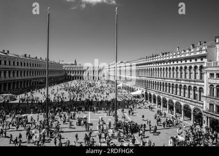 Venedig, Italien - 27. April 2019 : Panoramablick auf den berühmten Markusplatz in Venedig, Italien an einem sonnigen Tag Stockfoto