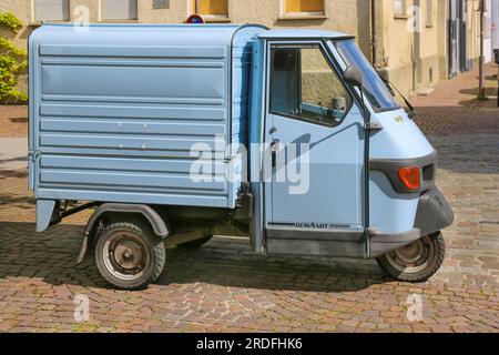 Motorisiertes Dreirad mit Ladefläche, Piaggio Ape 50, Lieferwagen, dreirädriger Roller, Kraftfahrzeug, Transportmittel, Anzeiger, Reifen, Räder Stockfoto