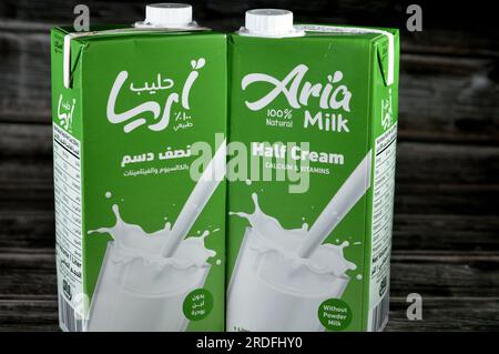Kairo, Ägypten, Juli 15 2023: ARIA Half Cream Fresh Kuw's Milk Karton Flasche 1 1 Liter mit Calcium und Vitaminen, selektiver Fokus von Aria Nat Stockfoto
